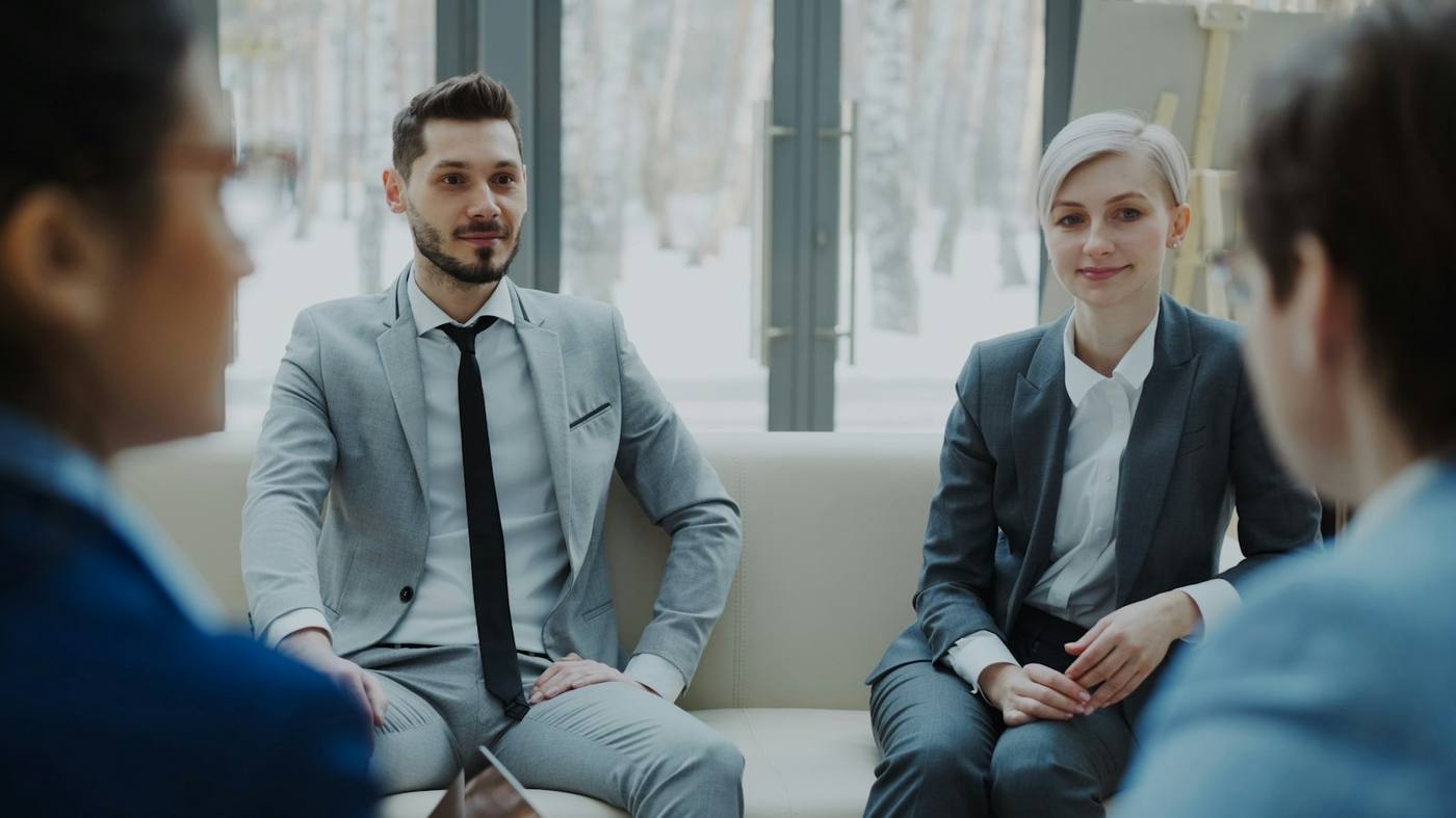 Equipo de profesionales en una reunión de trabajo