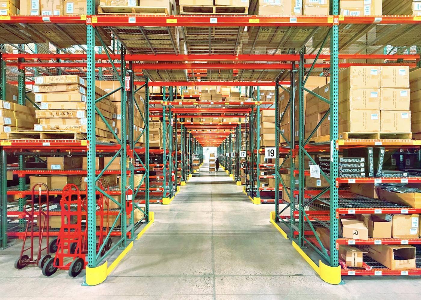 Bodega con equipo de tecnología organizado en anaqueles